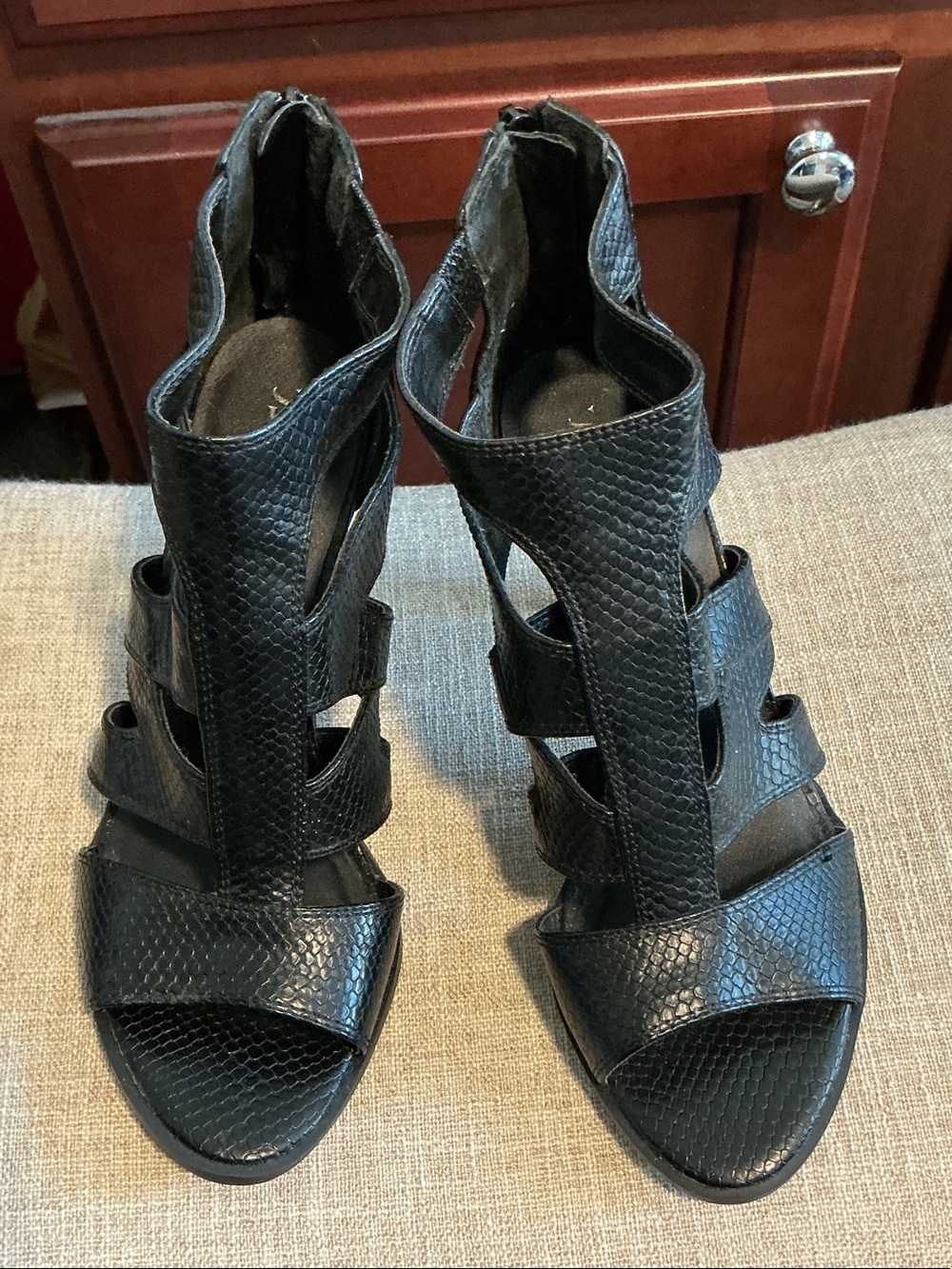 Simply Vera Vera Wang Black Textured Strappy High-Heel Sandals Size 8- NWOT